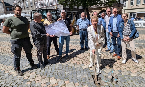 Der Startschuss ist gefallen – die ersten Steine sind raus: Bis Mitte November erhält der Goslarer Marktplatz neue Ver- und Entsorgungsnetze und wird punktuell repariert. Oberbürgermeisterin Urte Schwerdtner mit dem symbolischen ersten Spatenstich.