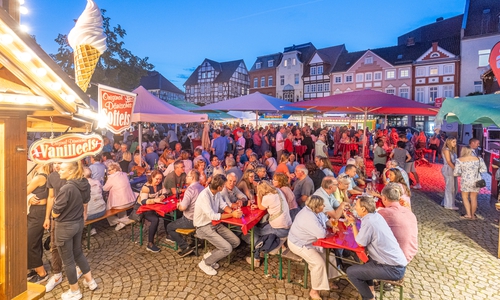 Zusammenkommen, Genießen und ein sich von einem abwechslungsreichen Rahmenprogramm unterhalten lassen, das ist das Weinfest in Peine. 