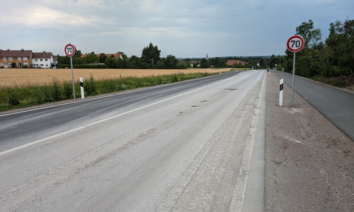 Die sanierte Fahrbahndecke der B79 ist bereits massiv verschmutzt.
