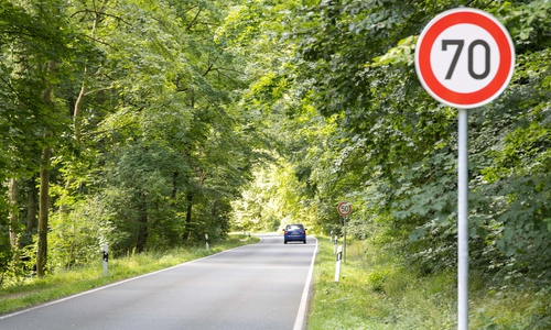 Kurz hintereinander wechseln hier die Geschwindigkeitsbegrenzungen.