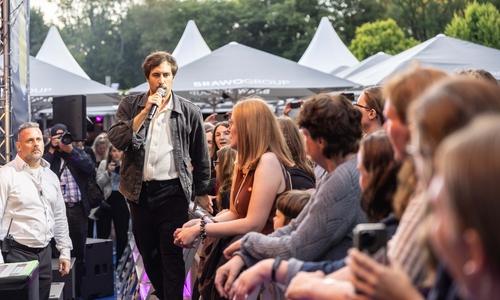 Max Giesinger suchte die Nähe zum Publikum.