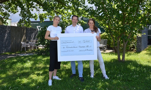 Symbolische Scheckübergabe (v.l.n.r.): Lisa Schnepel (Geschäftsführerin Kinderschutzbund Ortsverband Braunschweig) erhielt den Scheck von Dr. Timm Kappenberg (Leitender Werkarzt) und Katja Saathoff (Gesundheitswesen).
