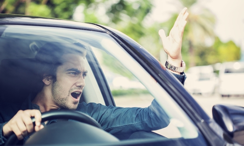 Tief durchatmen im Verkehrsgewühl: Strategien gegen Straßenstress.