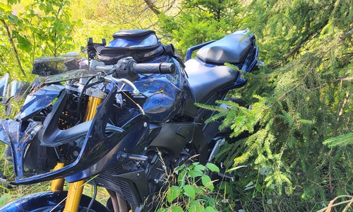 Das Motorrad geriet in den bewachsenen Straßengraben.