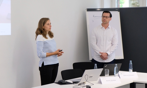 Patricia Pöllman, Projektleiterin des Instituts für nachhaltige Energieversorgung (INEV), und Martin Günther, verantwortlich für Service und Operations bei dem Unternehmen Enersis, stellen sich und ihre Arbeit vor. 