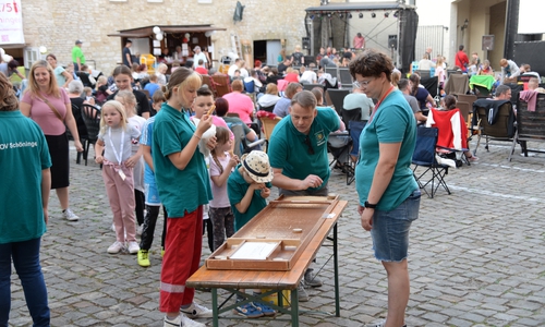 Die AG Schönywood und die Helmstedter Kinobetreiber hoffen, dass sich der Schlosshof in diesem Jahr wieder gut füllt, wenn das 20. Open-Air-Kino zu einem ungewohnten Termin ansteht. Der Montag ist dabei wieder für den Nachwuchs reserviert: Kinder bis zwölf Jahre haben freien Eintritt, es gibt ein kostenloses Eis und jede Menge Unterhaltung, bevor „Kung Fu Panda 4“ ausgestrahlt wird. 