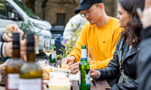 Während des Abendmarkts gibt es viel Platz um sich hinzusetzen und gemeinsam mit der Familie oder Freundinnen und Freunden eine ganz individuelle Brotzeit zu genießen.