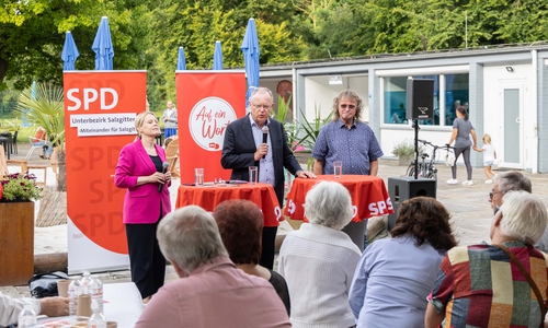 Stefan Weil (Mitte) mit Moderatorin Dr. Sandra Dittmann und Frank Miska.