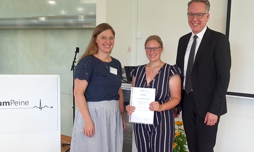 Die Hertha-Peters-Preisträgerin Hanna Grützner mit Sandra Heiligmann und Dr. Dirk Tenzer.