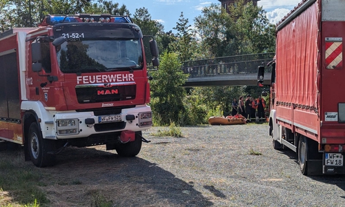 Auch im Bereich Stadtgraben werden von Trupps der Feuerwehr Gebüsche und das Ufer abgesucht.