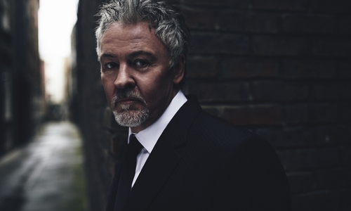 Am 2. August tritt Paul Young vor dem Städtischen Museum Schloss Salder in Salzgitter-Salder auf.