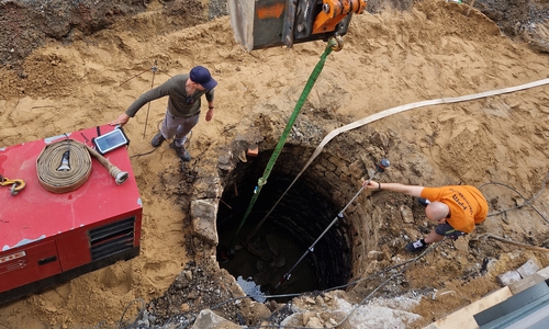 Hier wird der Brunnen kurz nach der Entdeckung vermessen.