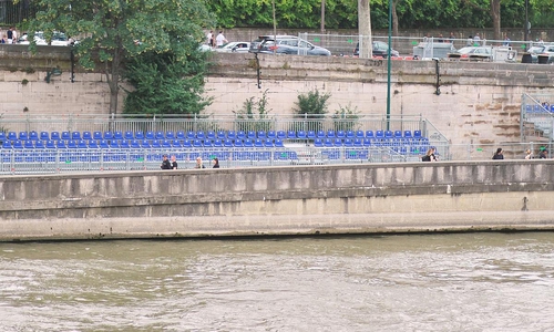 Zuschauertribüne für die Schwimmwettbewerbe an der Seine (Archiv)