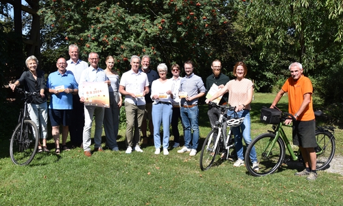 Stellten das Programm vor und laden zur BraunschweigerLANDpartie ein (v.l.n.r.): Erica Neumann (ADFC Wolfenbüttel), Thomas Fricke (Bürgermeister Gemeinde Denkte); Volker Meier (Geschäftsführer Nds. Landvolk im Braunschweiger Land), Dirk Neumann (Bürgermeister Samtgemeinde Elm-Asse), Alina Neumann (Tourismusverband Nördliches Harzvorland), Ralf Sygusch (Verbandsdirektor Regionalverband Großraum Braunschweig), Hauke Varnhorn (Kulturverein Donnerburg 15), Landrätin Christiana Steinbrügge, Claus Pahlitzsch (Leiter Nachhaltigkeitsreferat Landkreis Wolfenbüttel), Marten Schrader (Ortsheimatpfleger Denkte), Christoph Genth (Klimaschutzmanagement Samtgemeinde Elm-Asse), Kerstin Geffers (Radmobilitätsbeauftrage Landkreis Wolfenbüttel) und Klaus Eckstein (ADFC Wolfenbüttel).