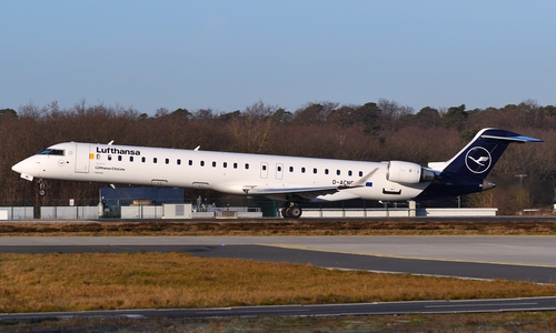 Der Canadair Regionaljet CRJ900 trägt den Namen "Helmstedt".