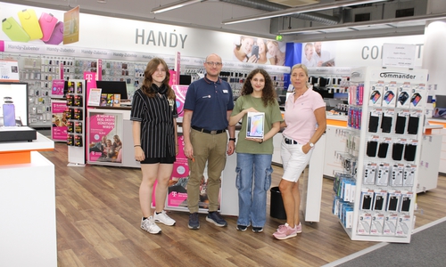 Sören Albrecht Wilk, Bereichsleiter Expert, und Karina Karger, Center Management Forum, trafen sich bei Expert mit der Gewinnerin Tahmina Sarah Diener vom Theodor-Heuss-Gymnasium, um ihr das Galaxy TAB S6 Lite zu überreichen.