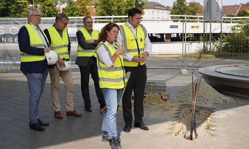 Stephan Lemke, Geschäftsführer Stadthalle Braunschweig Betriebsgesellschaft mbH, Wirtschaftsdezernent Gerold Leppa, Hochbaudezernent Holger Herlitschke, Natascha Wessling und Dr. Thorsten Kornblum (v. li.).