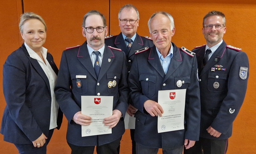 Geehrt: Die Samtgemeindebürgermeisterin Karin Single und der Samtgemeindebrandmeister Sven J. Mayer (rechts) mit den verdienten Mitgliedern Karsten Behrens- Heuer, Ernst- Dieter Buchholz und Reiner Zorn (v.l.).