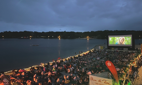 Am Nordufer können die Besucher aktuelle Filme auf der großen Leinwand anschauen.