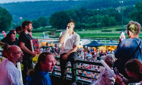 Mit Wincent Weiss wurde es am Samstag kuschelig auf der Tribüne.