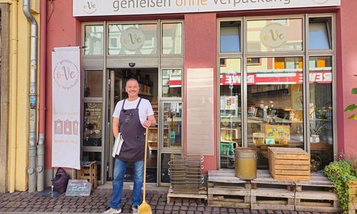 Karsten Roloff vor seinem Laden o-Ve in der Breiten Herzogstraße in Wolfenbüttel.