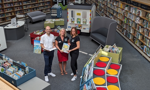 Björn Bertram (Leiter des Bildungshauses), Inna Günther (Mitte) und Lorena Ruschlau (beide Leitung der Stadtbibliothek) präsentieren das neue Raumkonzept. 