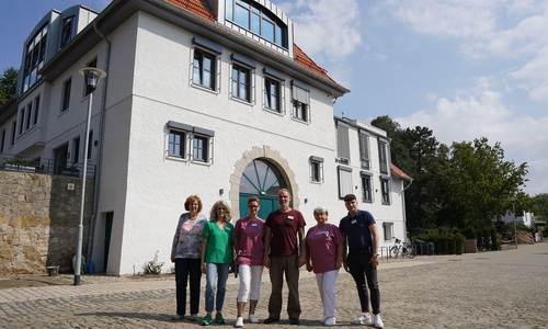 Ulrike Jürgens (links) und Florian Cacalowski (rechts) mit den Hospizmitarbeitern. 