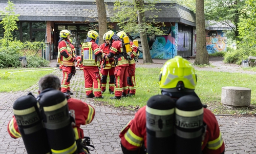 Die Feuerwehr erkundete mit Atemschutzmasken das Jugendzentrum.