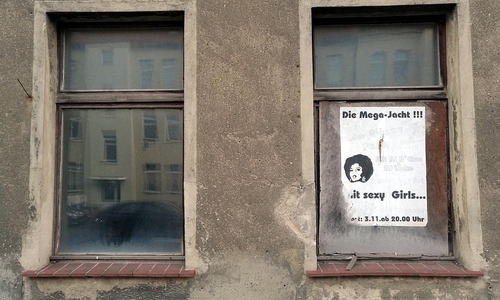 Plakate an leerstehendem Haus in Köthen (Anhalt) (Archiv)