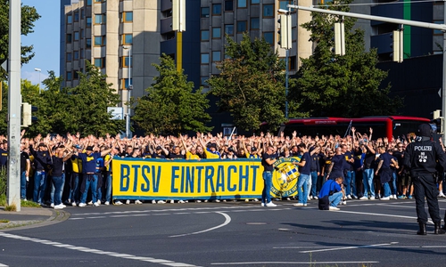 Bis zu 1.900 Fans nahmen an dem Marsch zum Stadion teil.