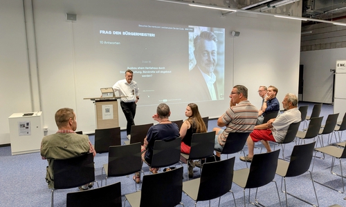 Die meisten Stühle blieben am Samstagmittag leer, als Bürgermeister Ivica Lukanic Rede und Antwort stand.
