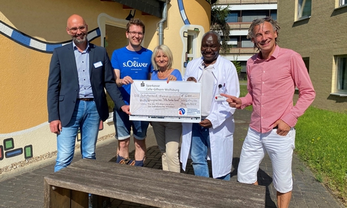 Offizielle Spendenübergabe auf dem Spielplatz der Villa bunterkund: Klinikumsdirektor André Koch, Erzieher Samuel Degenhardt, Edith Horn (HEIDI-Förderverein), Dr. Sally Mukodzi und Jens Kirsch (Vorsitzender des HEIDI-Fördervereins) (v. li.).