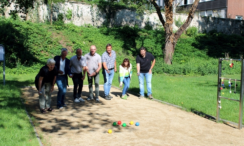 Die frisch sanierte Boule-Anlage im Schöninger Schlosspark wurde in Betrieb genommen:Elke Stern, Bernd Tews und Bernd Kowalewski-Backhauß vom Verkehrsverein, Marc Heiser (Fa. Domeier), Holger Marquardt (Marquardt Werbung), Sylvia Schünemann (Verkehrsverein) und Kai Engel (Stadt Schöningen) (v. li.). 