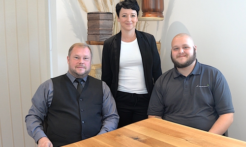 Vater Oliver Hopstock und Mutter Nadine Hofmann sind stolz auf ihren Sohn Gian Hofmann (von links), der nach seiner erfolgreichen Gesellenprüfung als Bestattungsfachkraft im Familienbetrieb mitarbeitet.  