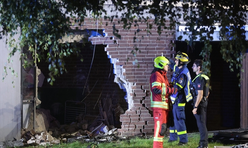 Feuerwehr, THW und Polizei begutachten den Schaden.