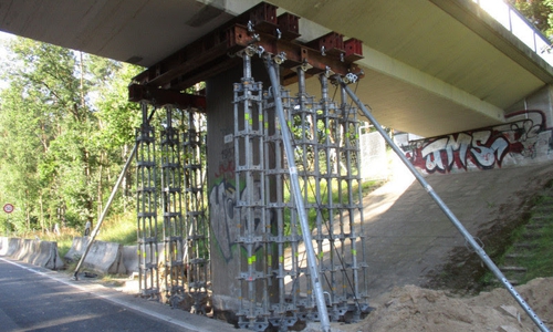 Hilfsunterstützung unterhalb der Brücke.