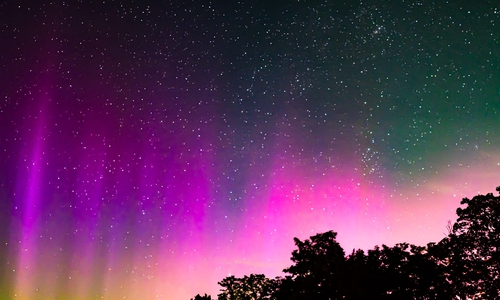 Bunt erhellen die Polarlichter den Himmel.