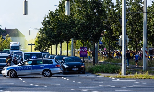 Einige Straßen wurden zeitweise gesperrt. Im Hintergrund sieht man gelben Nebel, der von den Fans gezündet wurde.