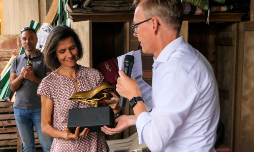 Schulleiterin Sandra Feuge nahm den Wanderpokal für das THG entgegen