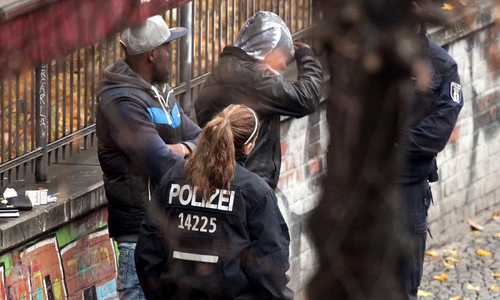 Polizei kontrolliert Drogendealer (Archiv)