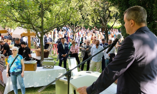Landrat Dr. Alexander Saipa spricht zu den Gästen bei der Sommerbegegnung 2024.