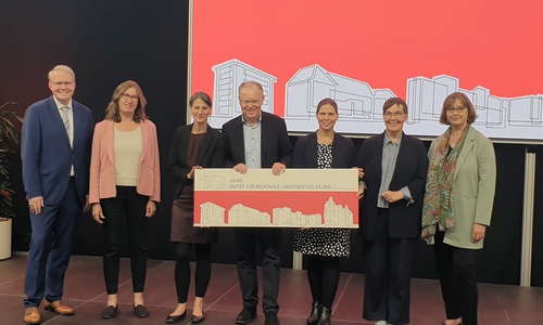 Ministerpräsident Stephan Weil gratulierte in Salzgitter den vier Landesbeauftragten Niedersachsens zum zehnjährigen Jubiläum. (v.l.) Landesbeauftragter Nikolaus Jansen, Landesbeauftragte Karin Beckmann, Landwirtschaftsministerin Miriam Staudte, Ministerpräsident Stephan Weil, Regionalministerin Wiebke Osigus, Landesbeauftragte Dr. Ulrike Witt, Landesbeauftragte Frauke Patzke. 
