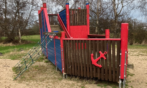 Das alte Piratenschiff kommt weg.