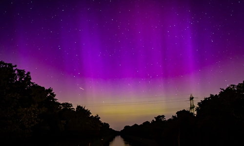 Hier gibt es gleich zwei Phänomene zu sehen: Sternschnuppe und Polarlichter.