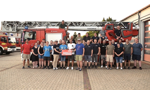 Die DJs Mirko Marhenke und Andreas Frackowiak überbrachten dem Förderverein der Freiwiligen Feuerwehr Helmstedt mit seinem Vorsitzenden Niko Walther und seinem Stellvertreter Jan Lachmann eine stolze Spende in Höhe von 2.000 Euro. 