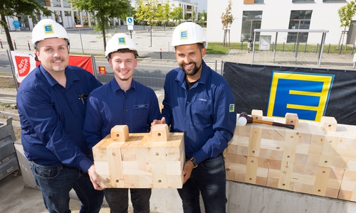 Andreas Popko (v. li.) freut sich schon darauf, zusammen mit seinem Sohn Kevin Popko und Marktleiter Tobias Wacht den neuen Markt in Lamme eröffnen zu können.