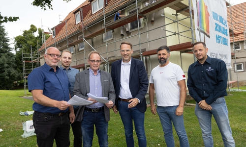 Stellten die Grundsanierung an dem Haus Veronikastraße 23 vor (von links): Andreas Bittner, Leiter des Referats Stadtumbau und Soziale Stadt; Sebastian Henschel, Mitarbeiter im Referat Stadtumbau und Soziale Stadt; Dr. Wolfgang Müller, Justizar des Immobilienunternehmens Van der Horst; Stadtbaurat Michael Tacke; Alexander Sorokin, Geschäftsführer der Bausolution GmbH sowie Marc Rösner, Vermieter der Van der Horst Wohnen GmbH.