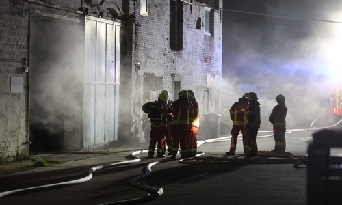 Am Donnerstagabend kam es in einer Halle in Thiede zu einem Feuer.