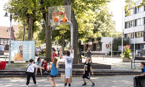 Kids können sich nun am Basketballkorb austoben.