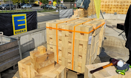 Aus diesen Holzbausteinen wird der Markt gebaut.